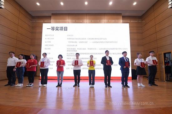 贝博艾弗森代言体育官网项目组李诗华同学（右四）上台领奖.jpg