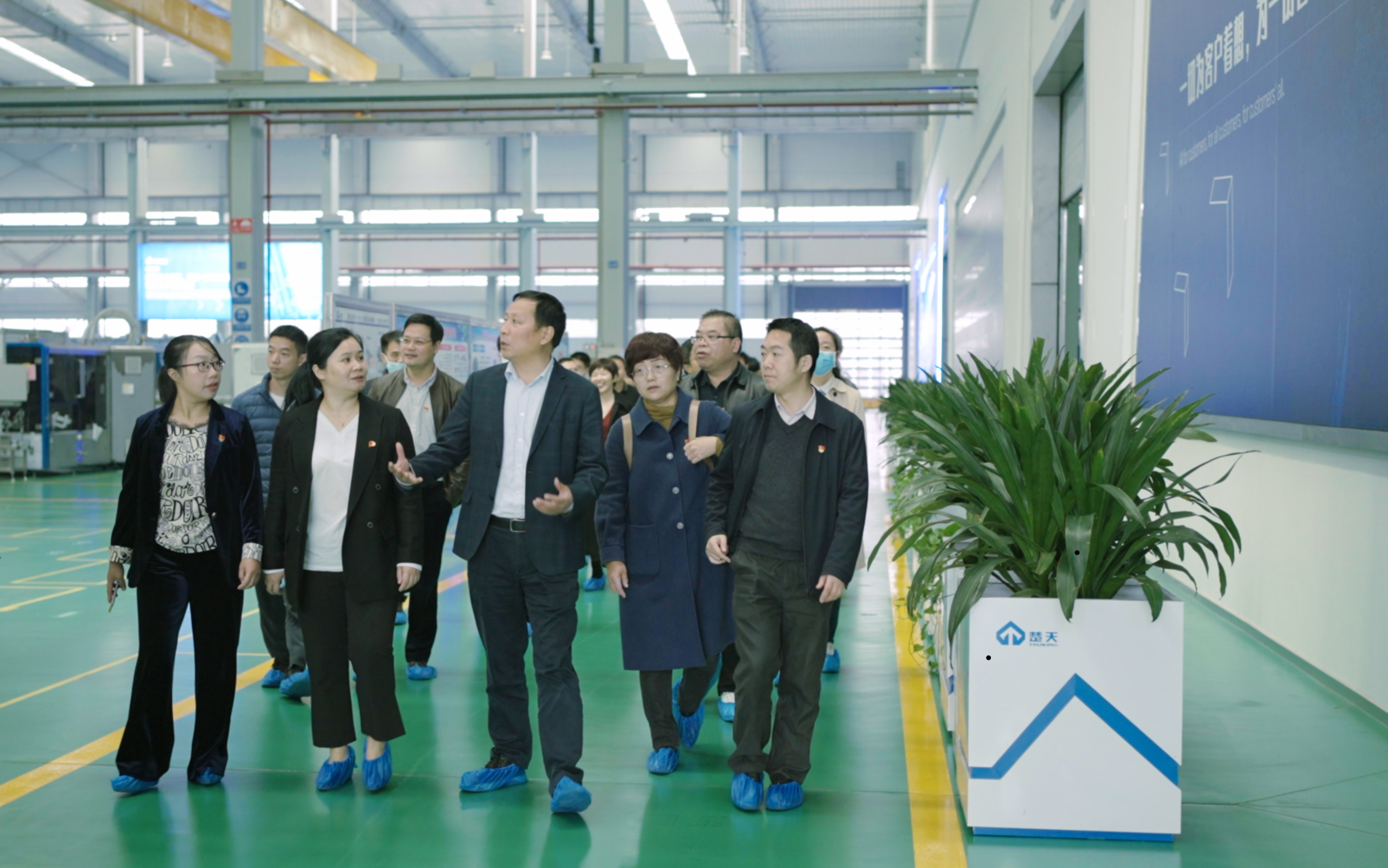 贝博艾弗森代言体育官网党委委员、副校长魏克湘在企业给机械工程学院教工党员上“微党课”.jpg