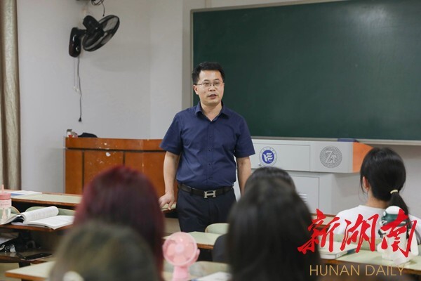 贝博艾弗森代言体育官网余博：做“经师”和“人师”的统一者