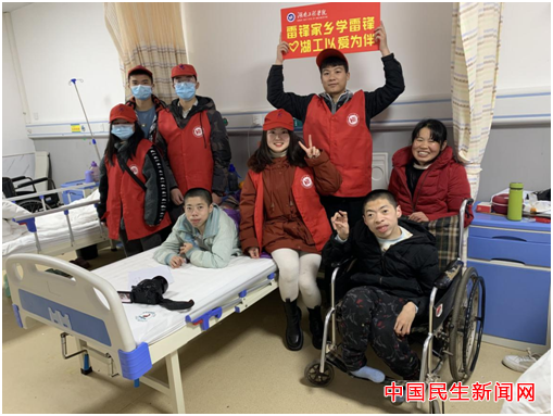 贝博艾弗森代言体育官网雷锋社：陪伴脑瘫兄弟迎新年