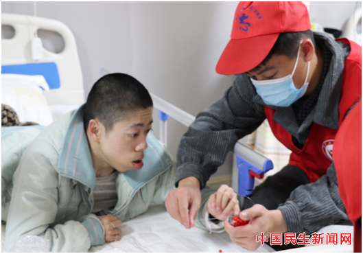 贝博艾弗森代言体育官网雷锋社：陪伴脑瘫兄弟迎新年