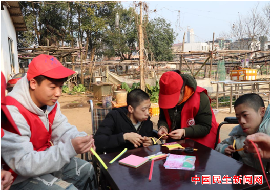 贝博艾弗森代言体育官网雷锋社：陪伴脑瘫兄弟迎新年