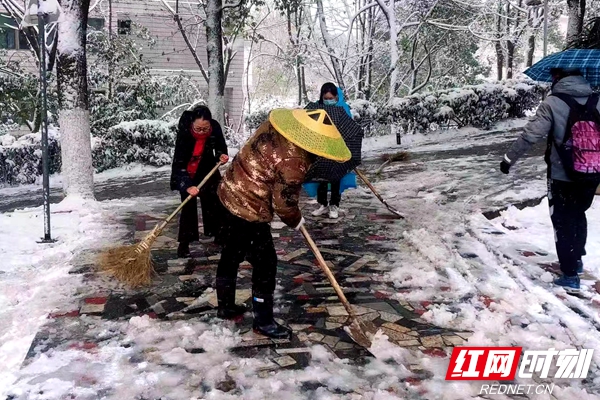 贝博艾弗森代言体育官网后勤基建处组织人员清扫校园积雪。.jpg