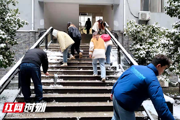 12月27日清早，贝博艾弗森代言体育官网保卫工作人员、后勤保障工作人员、师生齐上阵，铲除各道路、各楼栋、宿舍区的积冰，道路口维持交通，保证教学秩序的正常进行（施晓蓉 摄）.jpg